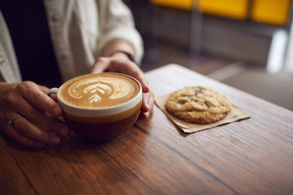 Közelkép Egy Vendégről Aki Egy Kávézóban Díszített Kávéval Süteménnyel — Stock Fotó