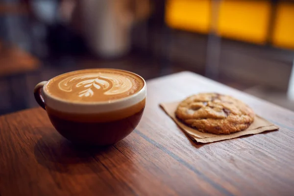 Gros Plan Café Décoré Cookie Sur Table Dans Café — Photo