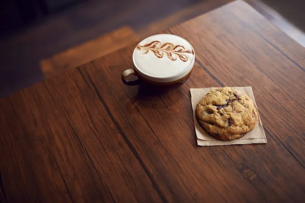 Primo Piano Caffè Decorato Biscotti Sul Tavolo Caffetteria — Foto Stock