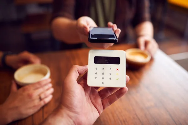 Primer Plano Cliente Que Hace Pago Sin Contacto Cafetería Usando —  Fotos de Stock