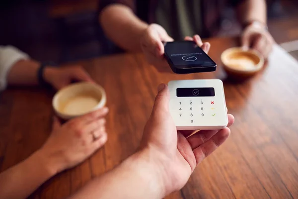 Крупный План Осуществления Бесконтактных Платежей Кофейне Помощью Мобильного Телефона — стоковое фото