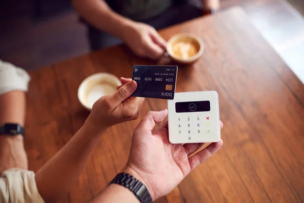 Zbliżenie Dokonywania Płatności Zbliżeniowych Przez Klienta Kawiarni Przy Użyciu Karty — Zdjęcie stockowe
