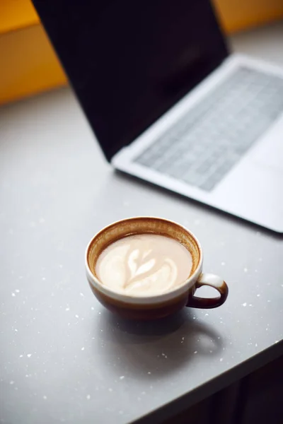 Zbliżenie Kawy Obok Laptopa Oknie Kawiarni — Zdjęcie stockowe