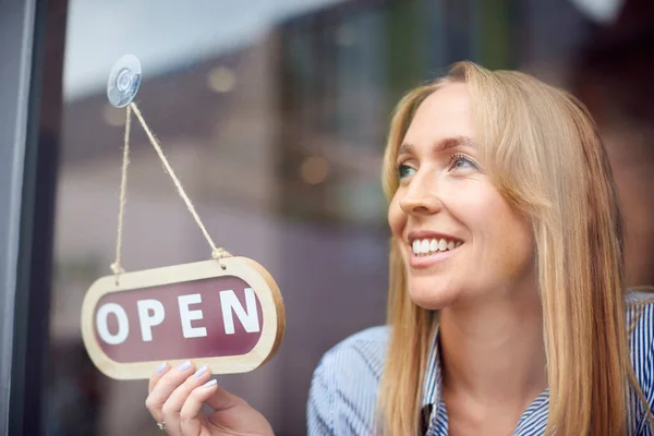 Kvinnlig Ägare Eller Personal Shop Turning Open Sign — Stockfoto