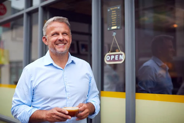 Manlig Ägare Eller Personal Står Utanför Coffee Shop Håller Varm — Stockfoto