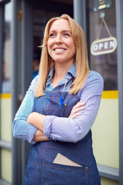 Porträtt Kvinnlig Ägare Eller Personal Står Utanför Coffee Shop — Stockfoto