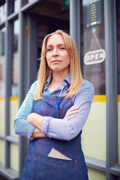 Porträtt Kvinnlig Ägare Eller Personal Står Utanför Coffee Shop — Stockfoto