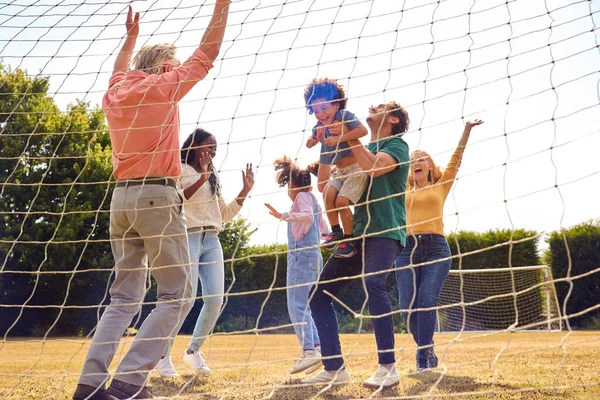 Mehrgenerationenfamilie Hause Garten Beim Gemeinsamen Fußballspielen — Stockfoto