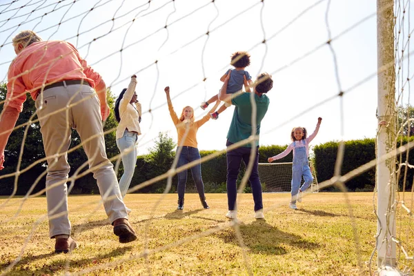 Mehrgenerationenfamilie Hause Garten Beim Gemeinsamen Fußballspielen — Stockfoto