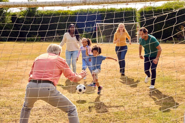 Famille Multi Génération Maison Dans Jardin Jouer Football Football Ensemble — Photo