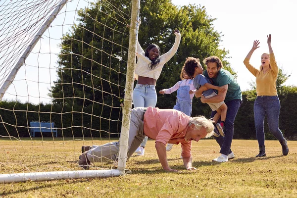 Multigenerační Rodina Doma Zahradě Hraje Fotbal Nebo Fotbal Společně — Stock fotografie