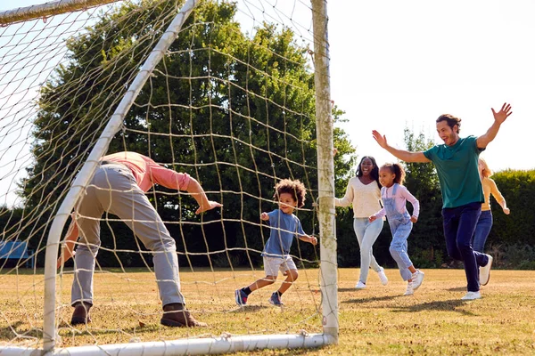 Multi Generation Rodzina Domu Ogrodzie Gry Piłkę Nożną Lub Piłkę — Zdjęcie stockowe