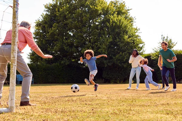 Mehrgenerationenfamilie Hause Garten Beim Gemeinsamen Fußballspielen — Stockfoto