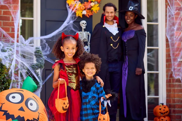 Porträtt Familjen Klädd För Halloween Utanför Huset Redo För Trick — Stockfoto