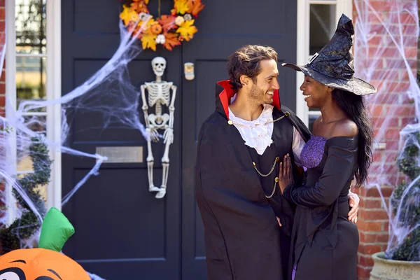Pár Öltözött Halloween Kívül Ház Készen Áll Trükk Vagy Kezelésére — Stock Fotó