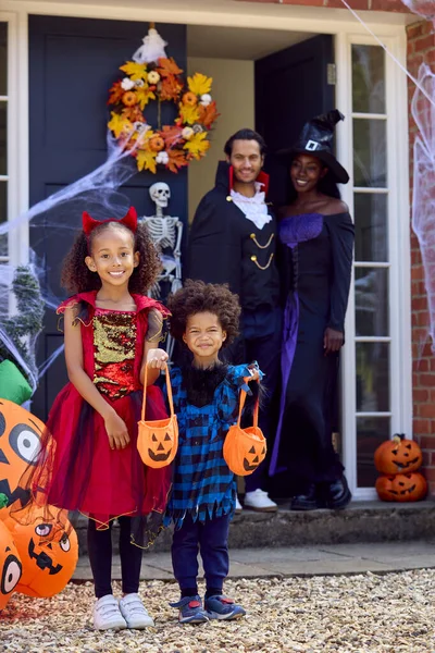 Portrét Rodiny Oblečené Halloween Mimo Dům Připraven Trik Nebo Léčení — Stock fotografie