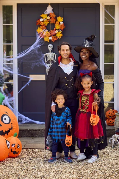 Retrato Familia Vestida Para Halloween Fuera Casa Listo Para Truco — Foto de Stock