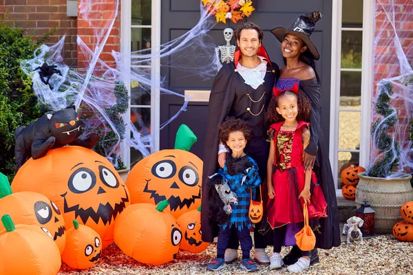 Retrato Família Vestida Para Halloween Fora Casa Pronta Para Truque — Fotografia de Stock