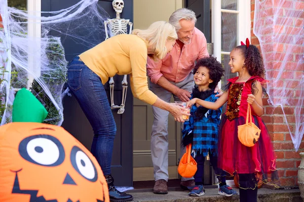 Enkelkinder Verkleiden Sich Und Besuchen Großelternhaus Trick Oder Behandlung Halloween — Stockfoto