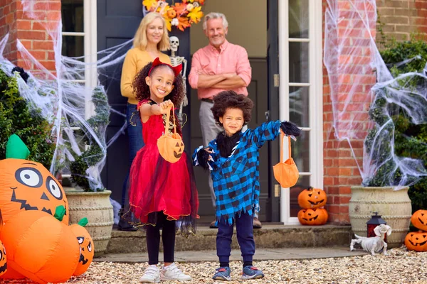 Portret Van Kleinkinderen Aankleden Opa Huistruc Bezoeken Behandelen Halloween — Stockfoto