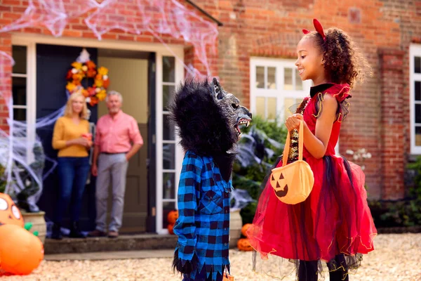 Vnoučata Oblékání Návštěva Prarodiče Domu Trik Nebo Léčení Halloween — Stock fotografie