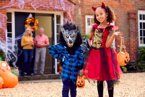 Portret Van Kleinkinderen Aankleden Opa Huistruc Bezoeken Behandelen Halloween — Stockfoto
