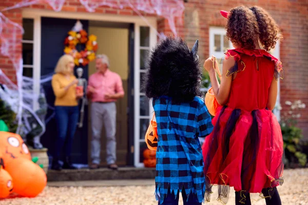 Nietos Disfrazándose Visitando Truco Casa Del Abuelo Tratando Halloween —  Fotos de Stock