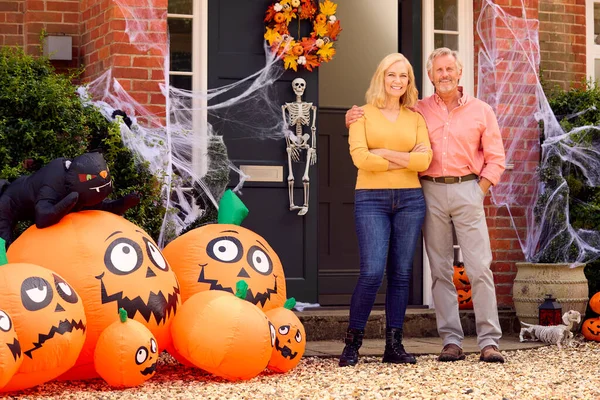 Retrato Los Abuelos Casa Colocando Decoraciones Halloween Para Truco Trato — Foto de Stock