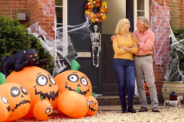 Dziadkowie Domu Stawiając Dekoracje Halloween Dla Trick Treat — Zdjęcie stockowe