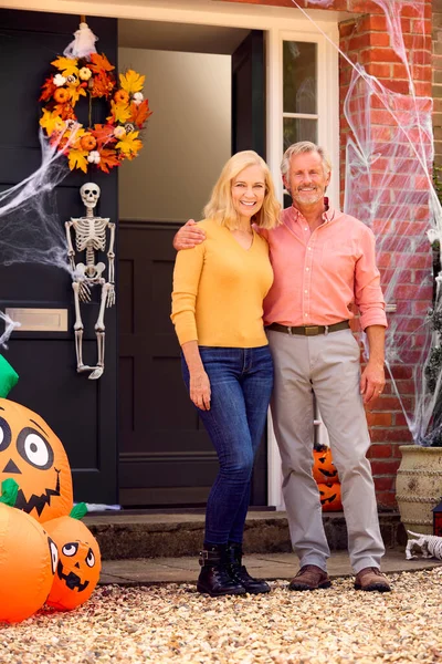 Retrato Los Abuelos Casa Colocando Decoraciones Halloween Para Truco Trato — Foto de Stock
