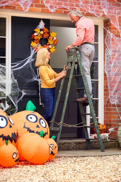 Abuelos Casa Colocando Decoraciones Halloween Para Truco Trato — Foto de Stock