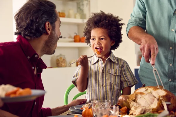 Neto Mesa Comendo Cenoura Como Família Celebra Ação Graças Com — Fotografia de Stock