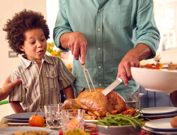 Barnbarn Tittar Farfar Carve Turkiet Som Familj Fira Thanksgiving Med — Stockfoto