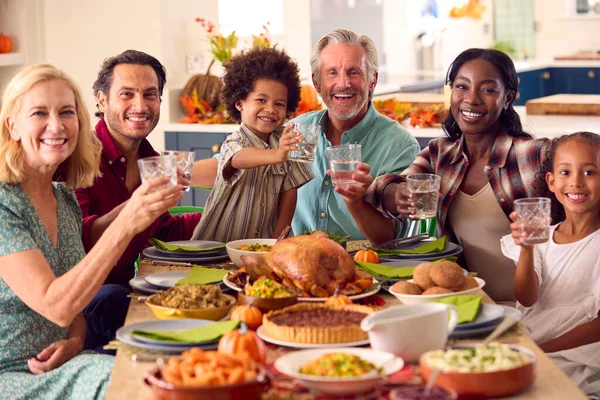 Multi Generatie Familie Vieren Thanksgiving Thuis Eten Cheers Doen Met — Stockfoto