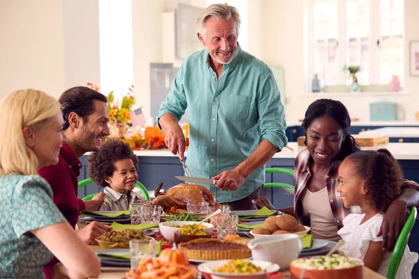 Abuelo Sirviendo Como Familia Multi Generación Celebrando Acción Gracias Casa —  Fotos de Stock