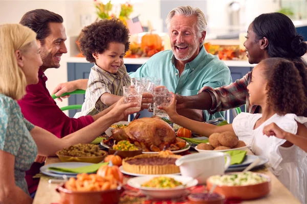 Multigenerační Rodina Slaví Díkůvzdání Doma Jíst Jídlo Dělat Radost Vodou — Stock fotografie