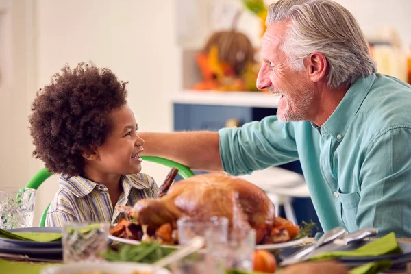 Εγγονός Στο Τραπέζι Παππού Οικογένεια Γιορτάστε Ευχαριστίες Γεύμα Στο Σπίτι — Φωτογραφία Αρχείου