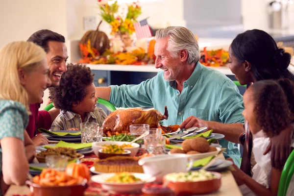 Сім Багато Поколінь Святкує День Подяки Вдома Їжі Разом — стокове фото