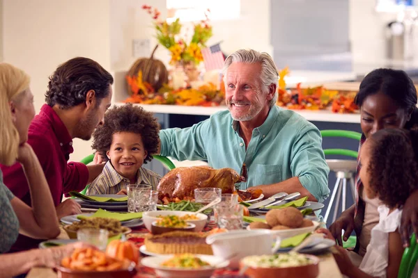 Multi Generation Rodzina Świętuje Święto Dziękczynienia Domu Jedzenie Posiłków Razem — Zdjęcie stockowe