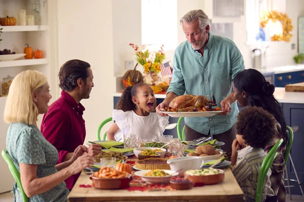 家庭での感謝祭を祝う多世代家族として働く祖父一緒に食事を食べる — ストック写真