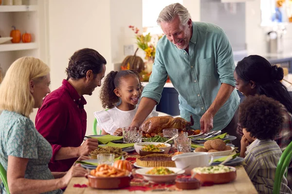 Nonno Che Serve Come Famiglia Multi Generazione Che Celebra Ringraziamento — Foto Stock