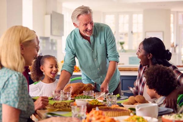 Abuelo Sirviendo Como Familia Multi Generación Celebrando Acción Gracias Casa —  Fotos de Stock