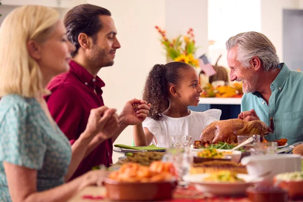Mehrgenerationenfamilie Feiert Erntedank Hause Beim Gemeinsamen Essen — Stockfoto