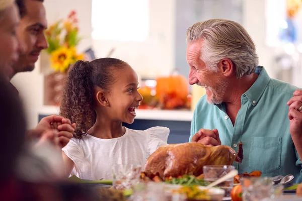 Mehrgenerationenfamilie Feiert Erntedank Hause Beim Gemeinsamen Essen — Stockfoto