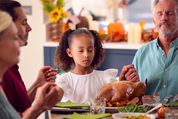 Multi Generatie Familie Vieren Thanksgiving Thuis Bidden Voor Het Eten — Stockfoto