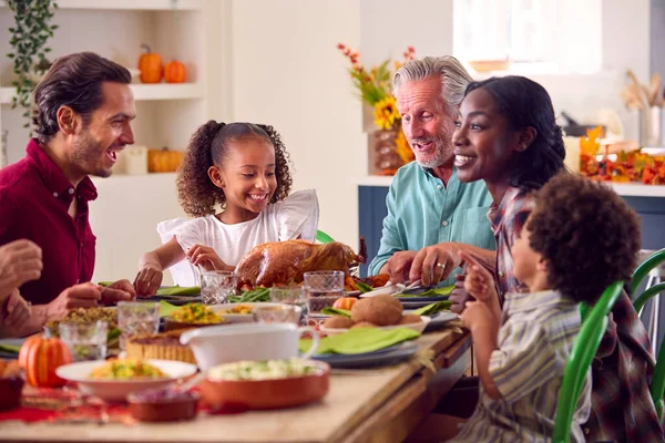 Familia Multi Generación Celebrando Acción Gracias Casa Comiendo Comida Juntos —  Fotos de Stock