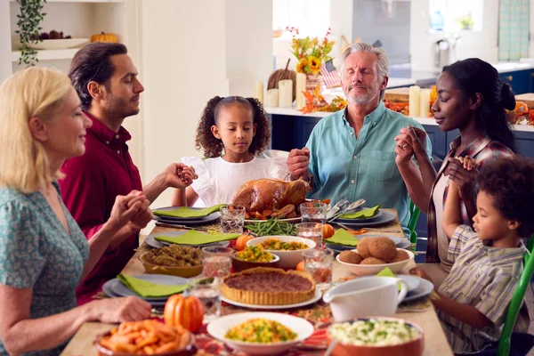 Mehrgenerationenfamilie Feiert Erntedank Hause Und Betet Vor Dem Gemeinsamen Essen — Stockfoto