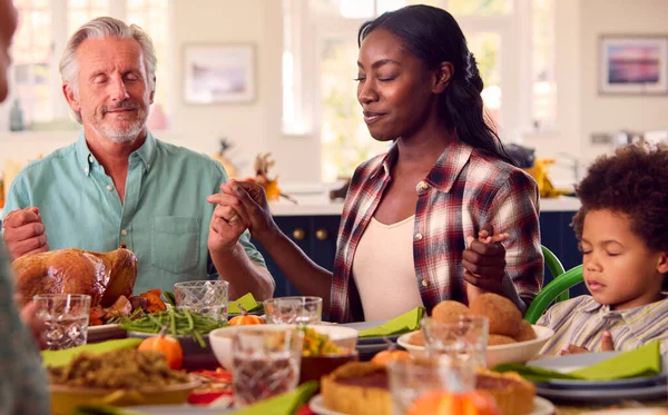 Multi Generation Family Celebrating Thanksgiving Home Saying Prayer Eating Meal — Stock Photo, Image