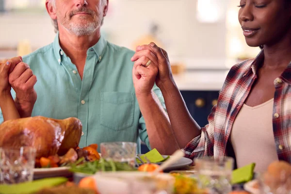 Multi Generation Family Celebrating Thanksgiving Home Saying Prayer Eating Meal — Stock Photo, Image