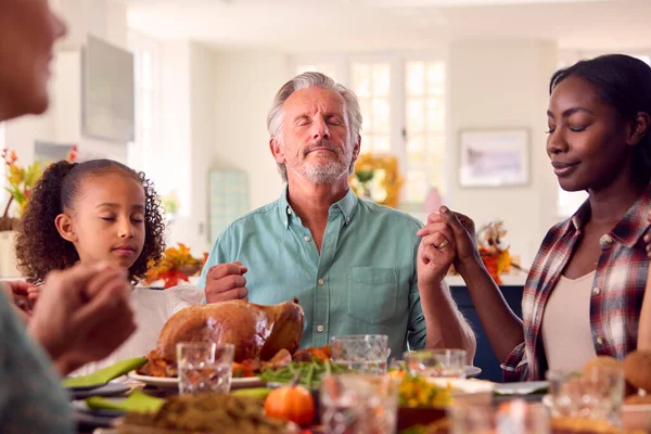 Mehrgenerationenfamilie Feiert Erntedank Hause Und Betet Vor Dem Gemeinsamen Essen — Stockfoto